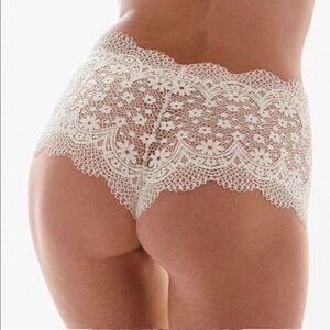 Victoria’s Secret body crochet lace Boyshort shortie panty white Large